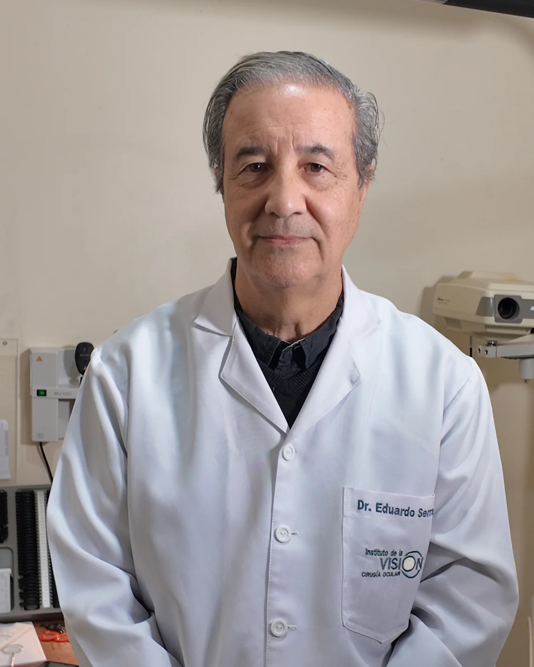 Retrato de Dr. Eduardo Serrano Muñoz, oftalmólogo del Instituto de la Visión