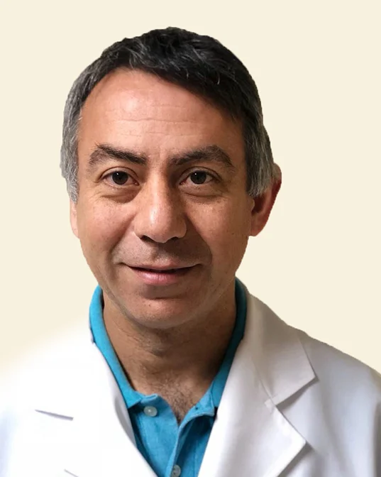 Retrato de Dr. Miguel Ruiz Tevah, oftalmólogo del Instituto de la Visión